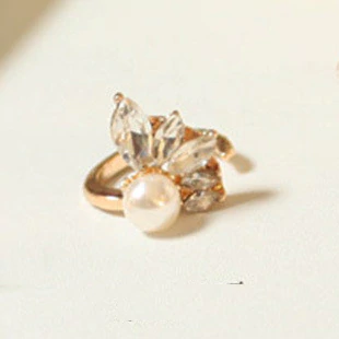Anel Dourado Forma Flor Pérola Strass Ajustável