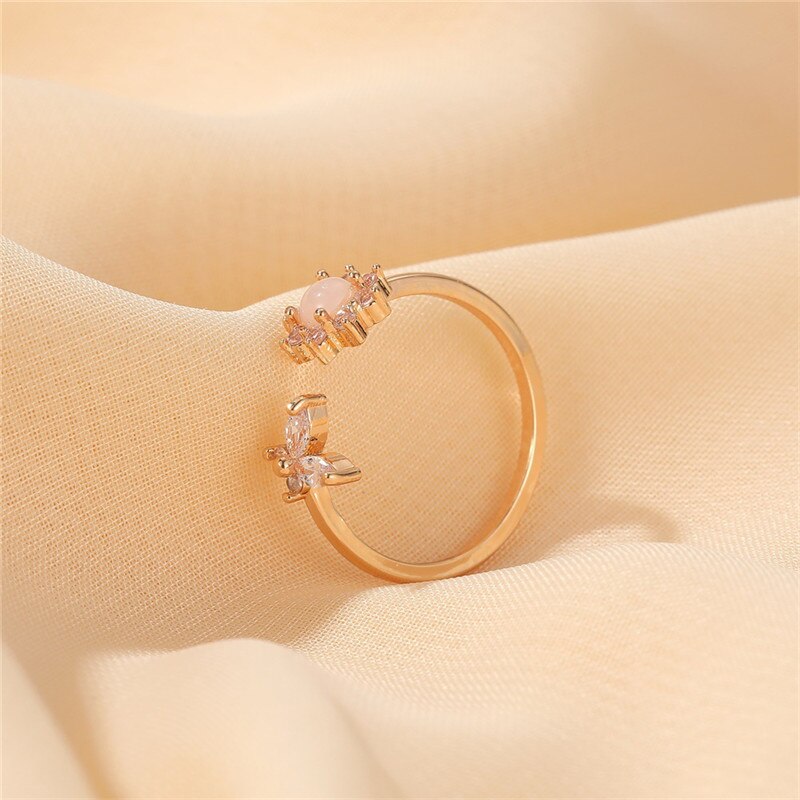 Anel Dourado Flor Estrela Strass Branco