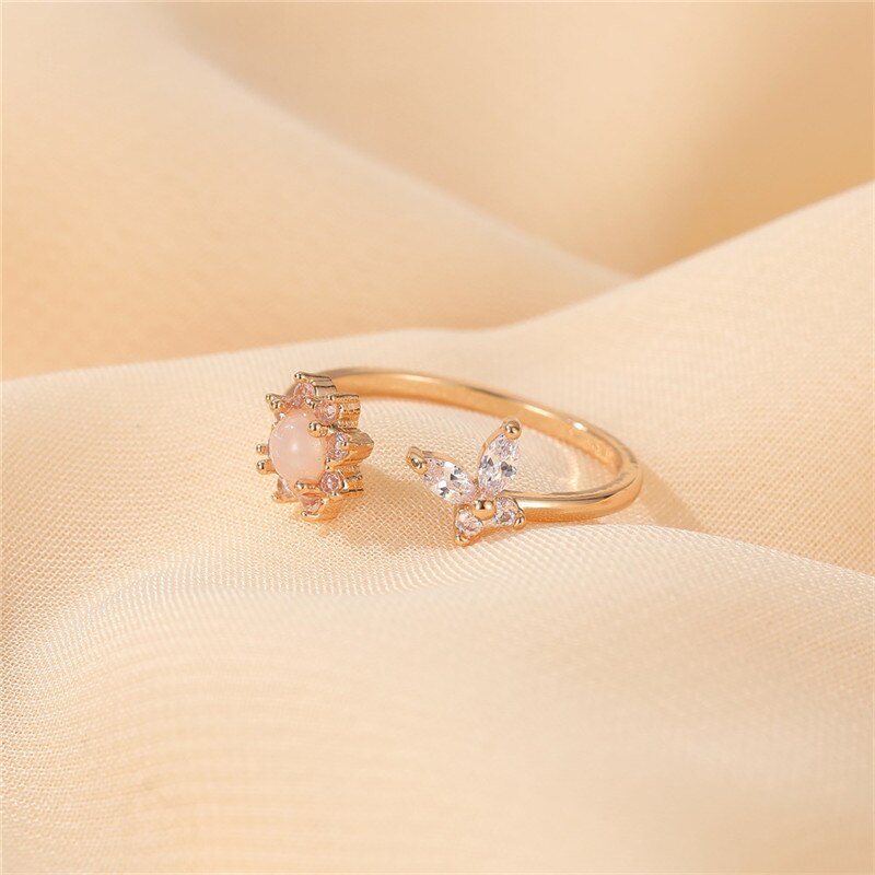 Anel Dourado Flor Estrela Strass Branco