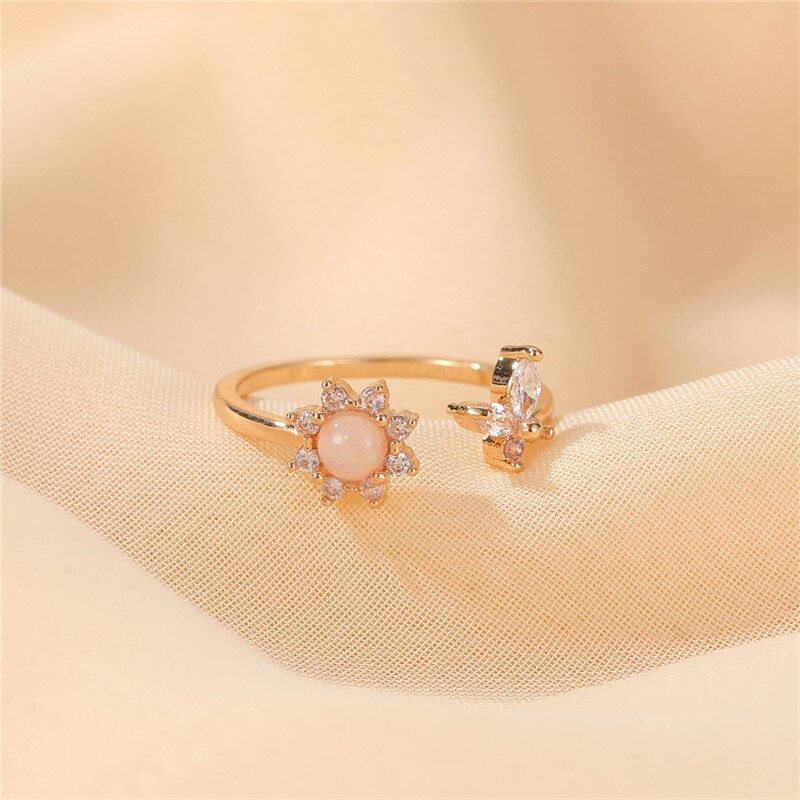 Anel Dourado Flor Estrela Strass Branco