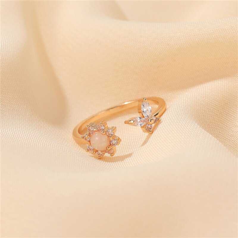 Anel Dourado Flor Estrela Strass Branco