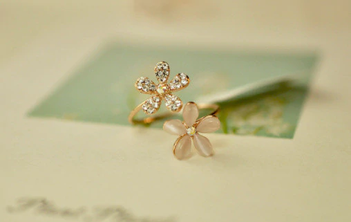 Anel Dourado 2 Flores Resina Strass Branco Tam Ajust