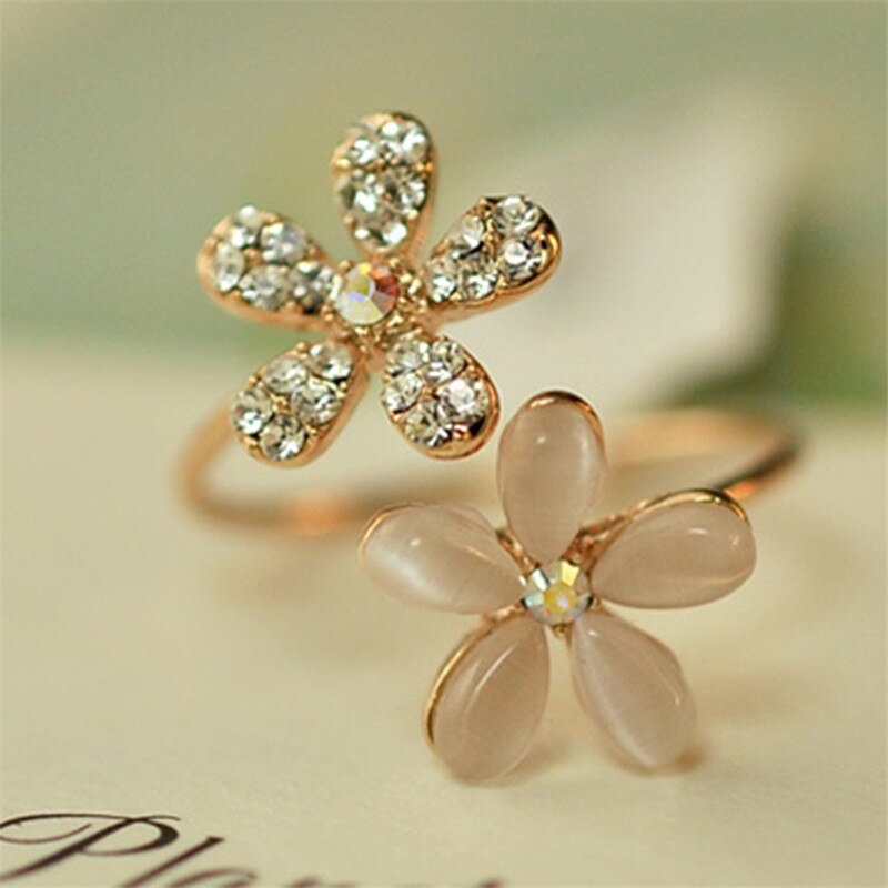Anel Dourado 2 Flores Resina Strass Branco Tam Ajust