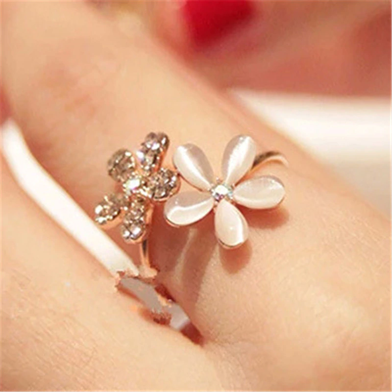 Anel Dourado 2 Flores Resina Strass Branco Tam Ajust