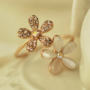 Anel Dourado 2 Flores Resina Strass Branco Tam Ajust