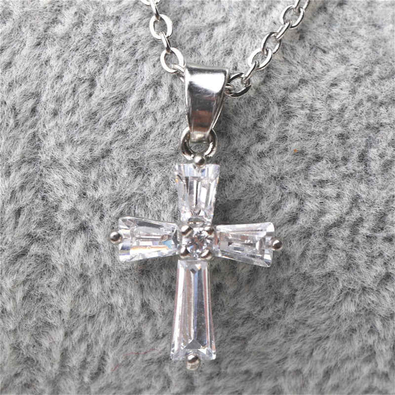 Colar Prateado Pingente Crucifixo Strass