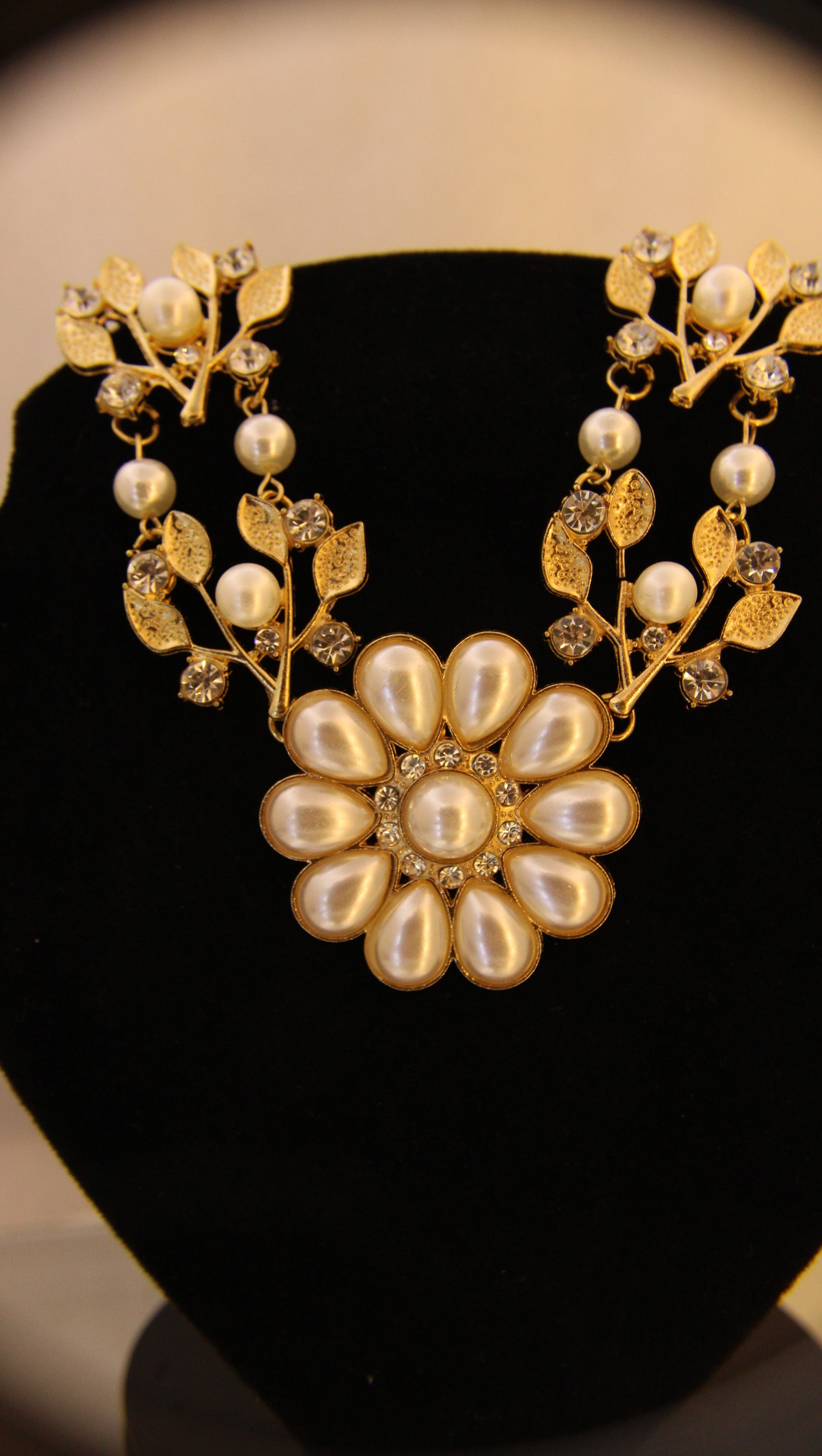 Colar Dourado com Pérolas e Zircônia Flor
